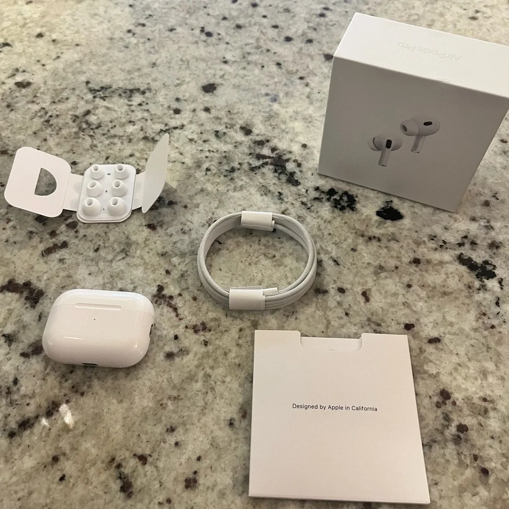 Apple White Wireless Earbuds with Charging Case